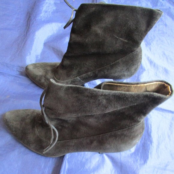 CALVIN KLEIN BLACK SUEDE HIGH HEEL ANKLE BOOT--SIZE 8.5 M - Picture 3 of 4
